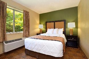 Deluxe Studio with 1 Queen Bed - Non-Smoking,1141920271:JPEG