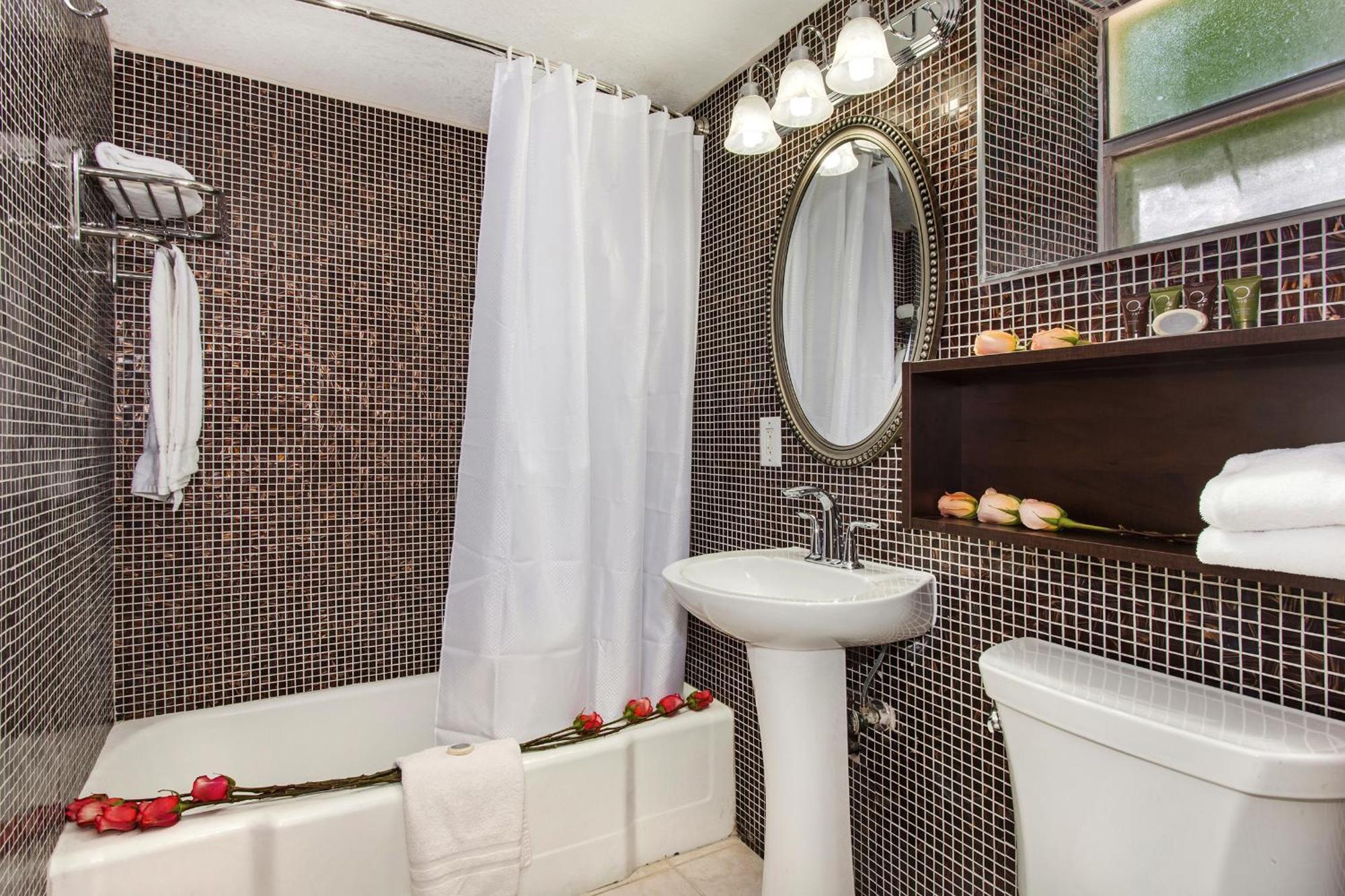 Studio with Two Queen Beds and Kitchen