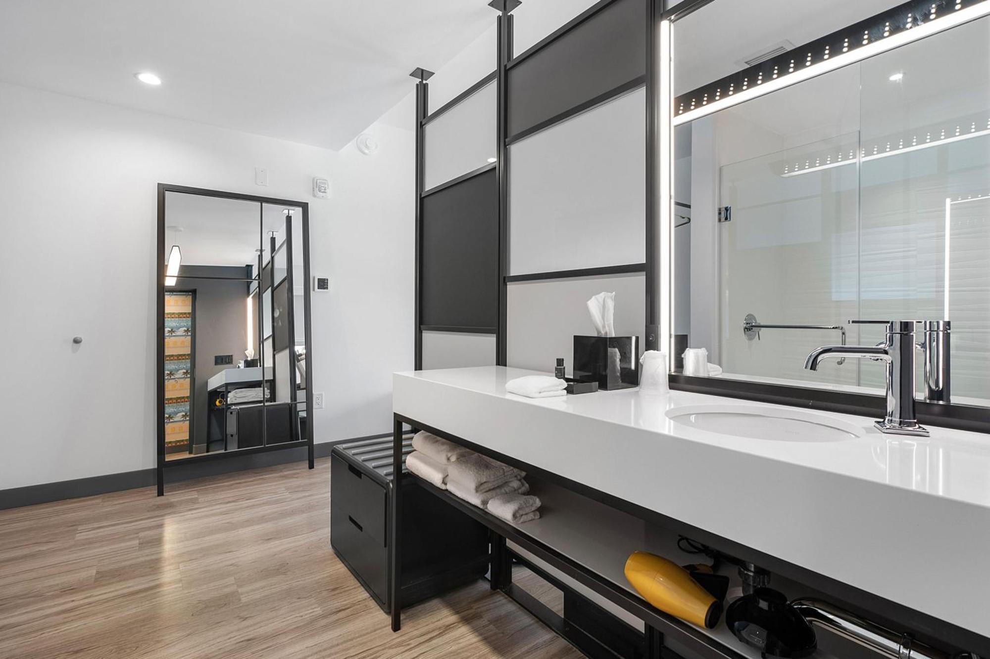 Zimmer mit Kingsize-Bett und Stadtblick