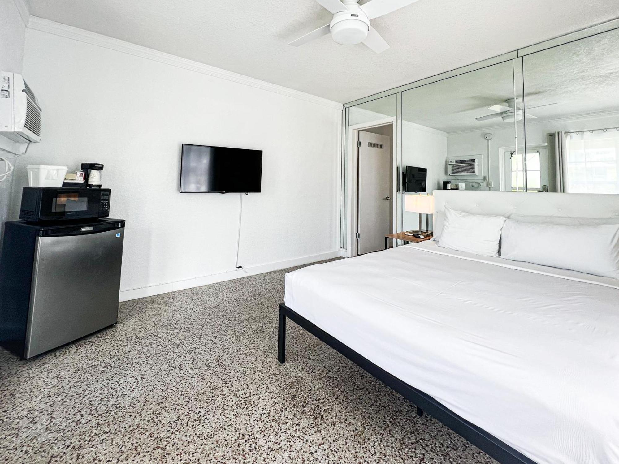 Studio Two Queen Beds