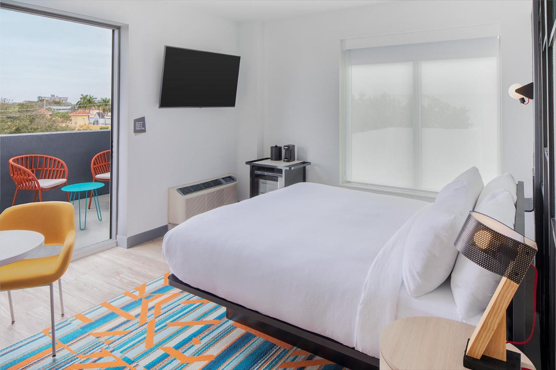 Zimmer mit Kingsize-Bett, Balkon und Stadtblick