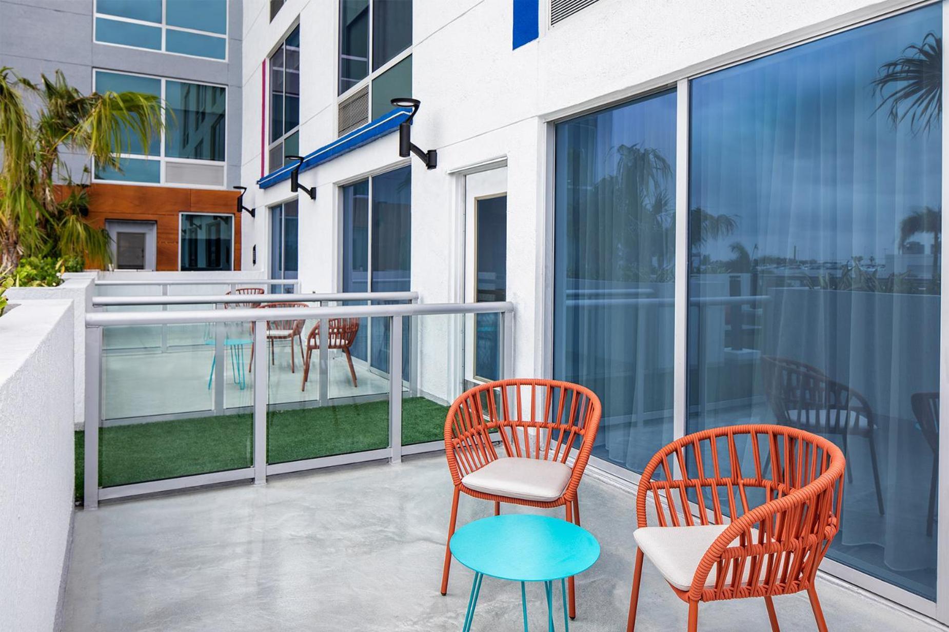 Zimmer mit 2 Queensize-Betten, Balkon und Stadtblick