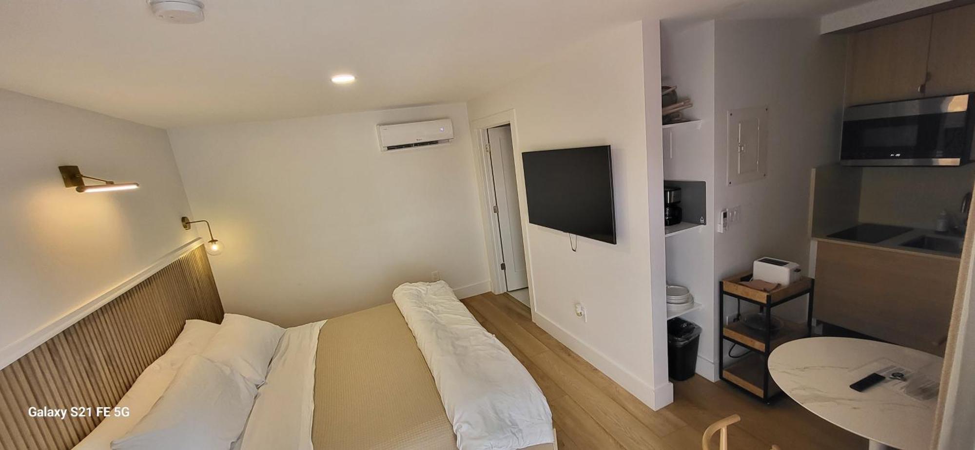 Deluxe Queen Studio
