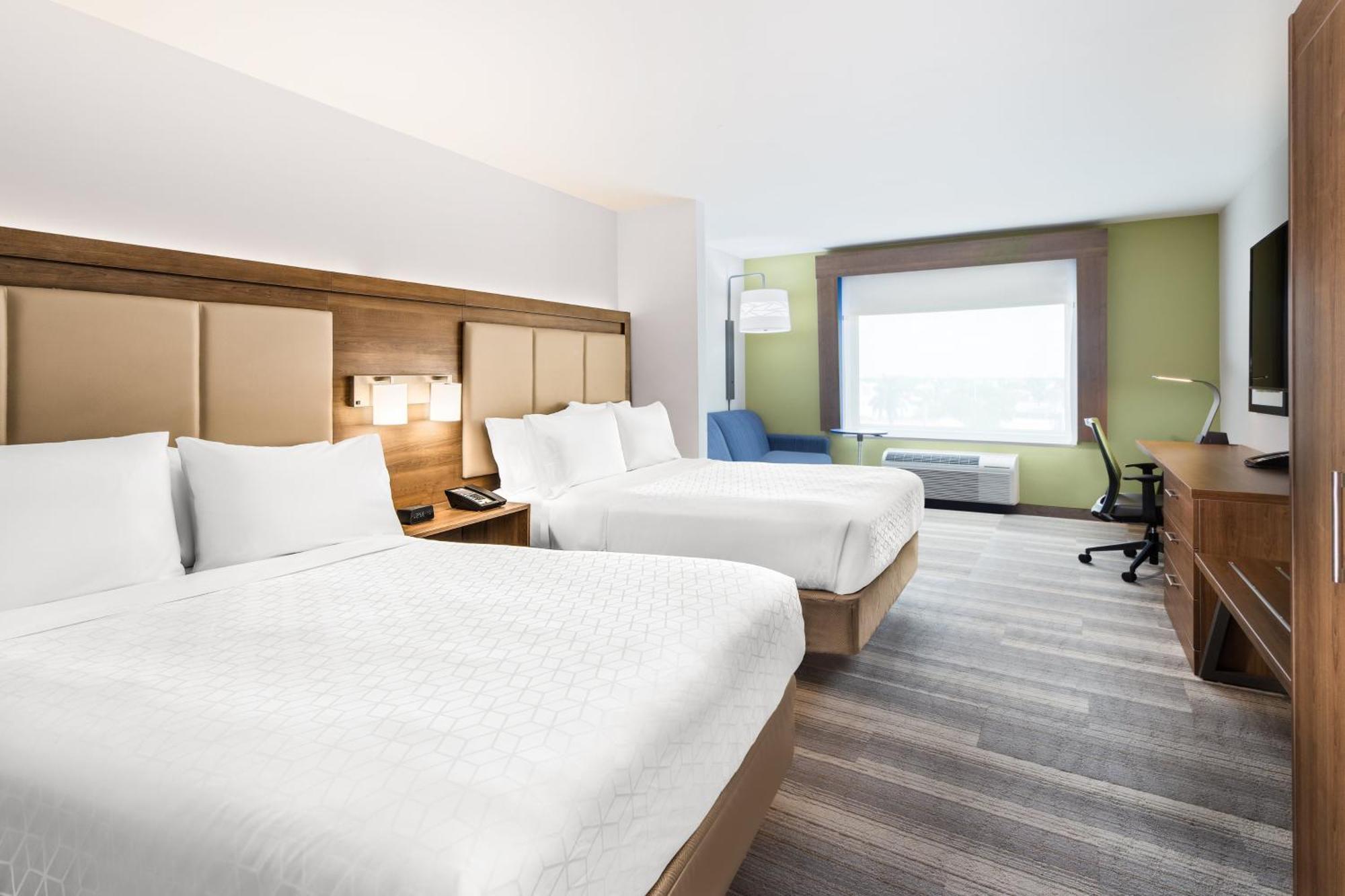 Queen Room Two Queen Beds Hearing Accessible Roll Shower Non-Smoking