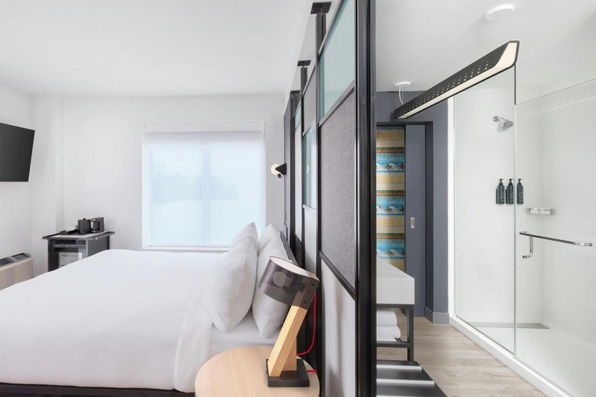 Zimmer mit Kingsize-Bett und Stadtblick