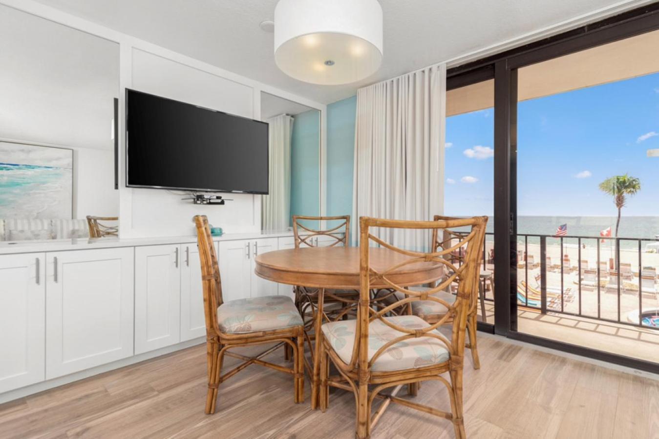 One-Bedroom Apartment Balcony Sea View