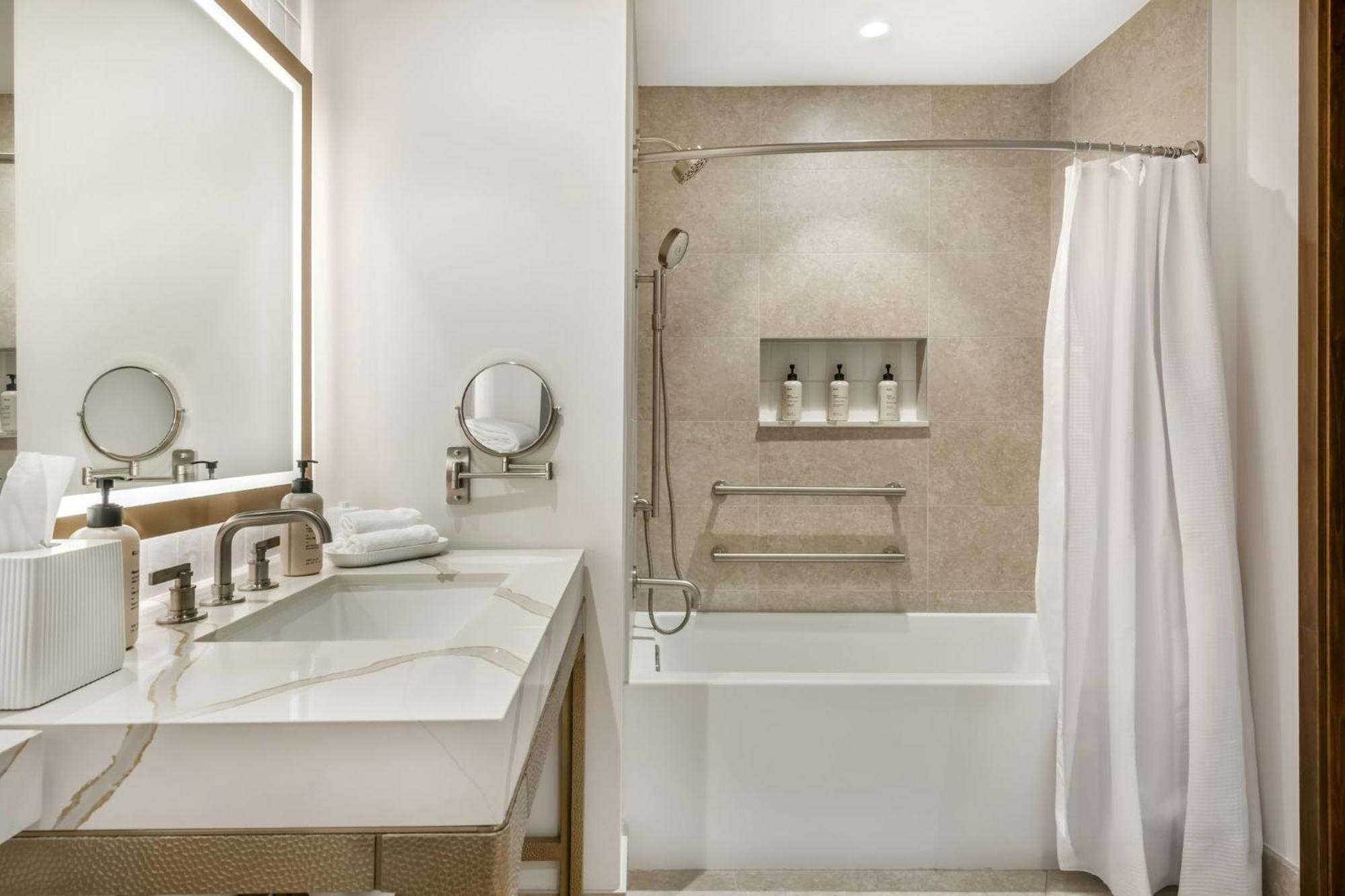 Accessible Deluxe Room 1 King Bed