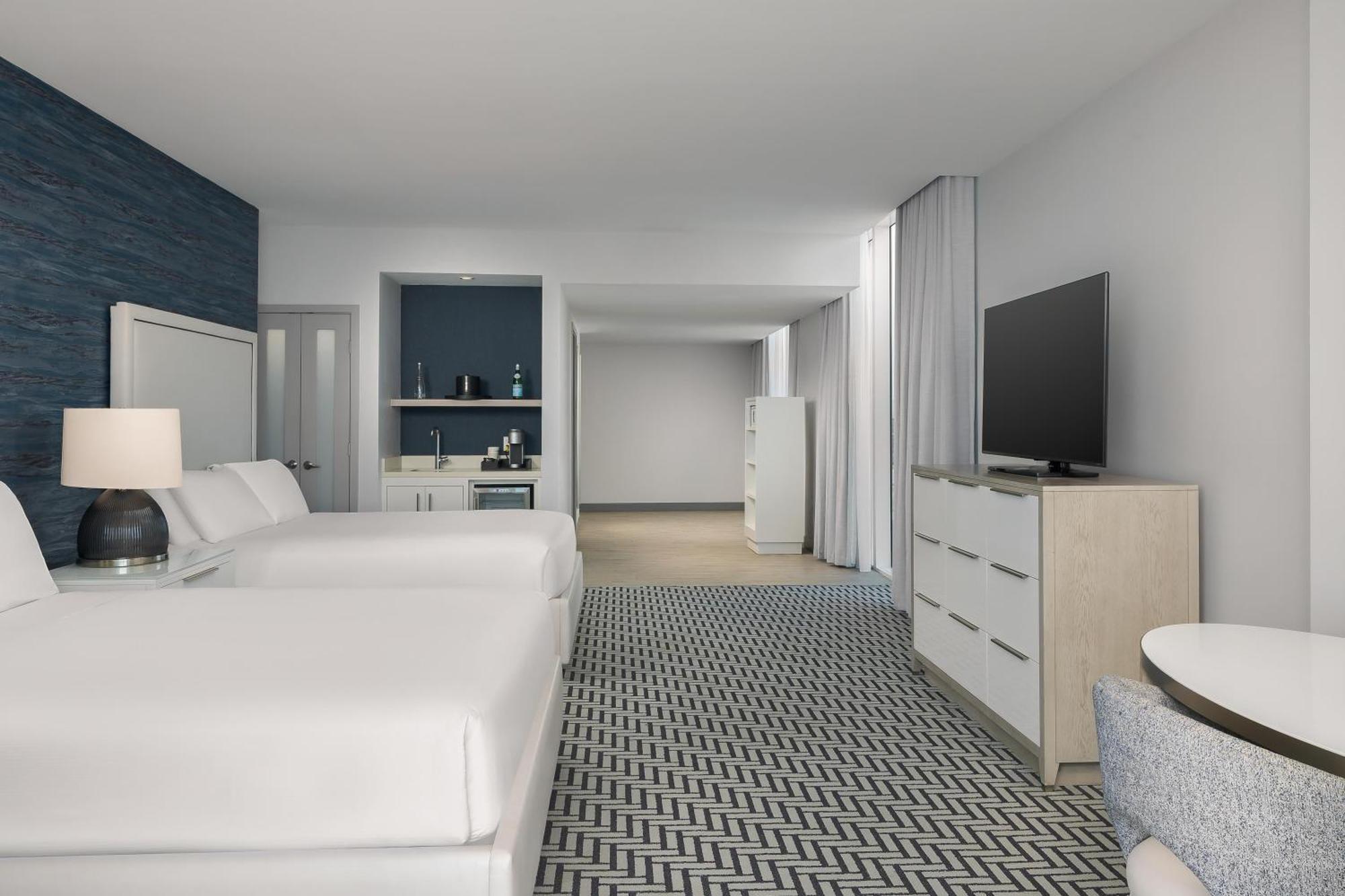Premium Zimmer mit 2 Queensize-Betten und Balkon am Meer