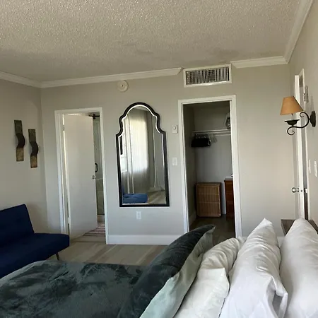Oceanview On Sand Located In Ocean Manor Resort Fort Lauderdale Beach 2 Bed 2 Bath Spacious Corner Unit Partial Ocean View-3